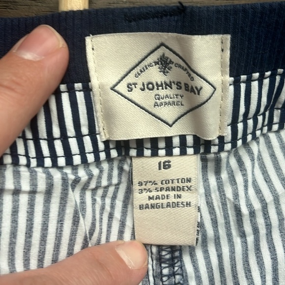 St. John’s Bay Striped Navy Blue and White‎ Womans Shorts Size 16 - Picture 4 of 4
